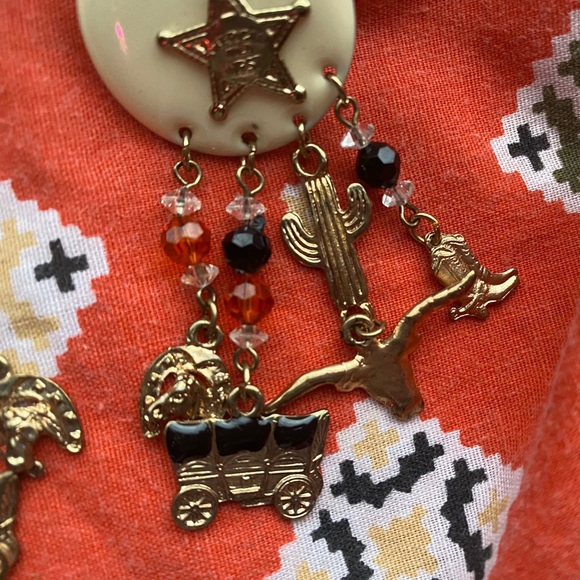 vintage AMERICAN WILD WEST clip on earrings - Picture 3 of 4
